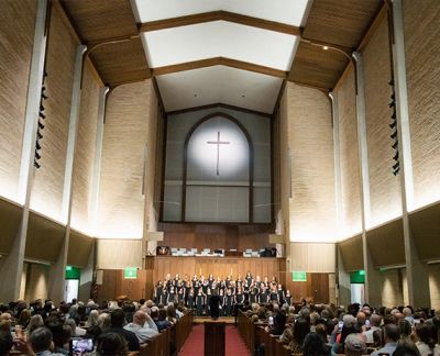 Wide view of the choir performing to a full sanctuary